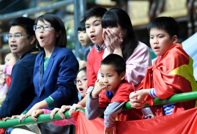 Cộng đồng người Việt tại Uzbekistan cổ vũ đội tuyển Futsal Việt Nam trong giải đấu tổ chức ở Tashkent năm 2016. Ảnh: NVCC.