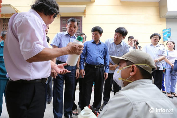 Đoàn công tác kiểm tra thuốc trừ muỗi trước khi phun.