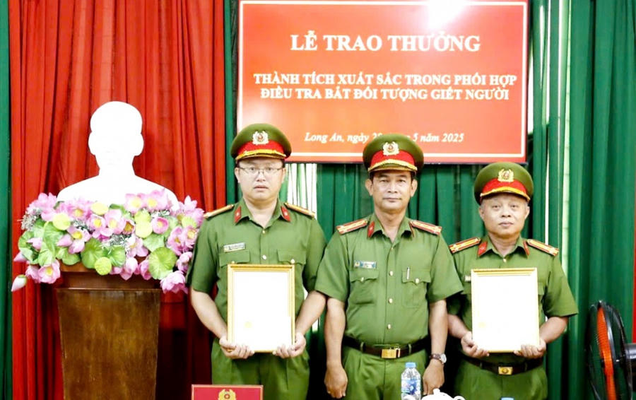 Đại tá Phạm Thanh Tâm - Phó Giám đốc Công an tỉnh trao Quyết định của Giám đốc Công an tỉnh thưởng nóng 20 triệu đồng cho 02 tập thể gồm: Phòng Cảnh sát hình sự và Phòng Cảnh sát cơ động Công an tỉnh. Ảnh: CAND
