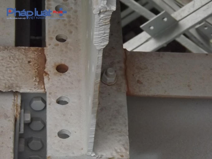 Dầm to bắc ngang cầu, một bên bắt ốc, một bên không