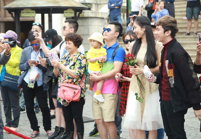 Là khu du lịch hàng đầu Việt Nam, Bà Nà không chỉ nỗ lực làm mới mình bằng việc mang tới cho du khách những trải nghiệm mới lạ mà nơi đây còn lan tỏa giá trị yêu thương, ngọt ngào, gắn kết con người với nhau.  Vốn nổi tiếng "chiều" du khách với các lễ hội diễn ra tưng bừng quanh năm, Bà Nà Hills luôn đem đến các chương trình ấn tượng, mới lạ chinh phục ngay cả những vị khách khó tính.