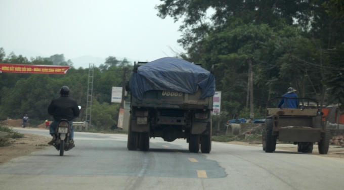 Hàng loạt xe chở cát quá tải nối đuôi nhau trên đường Hồ Chí Minh.