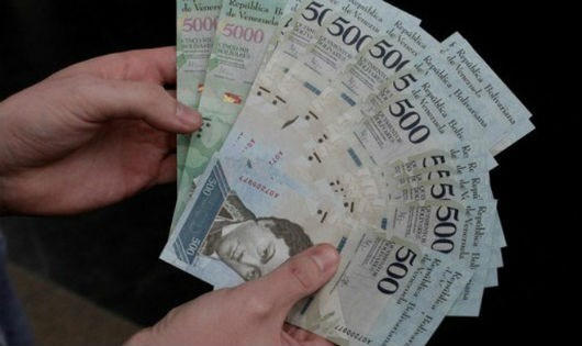 Tỷ lệ lạm phát 475% buộc Chính phủ Venezuela phải phát hành những đồng tiền mệnh giá lớn.