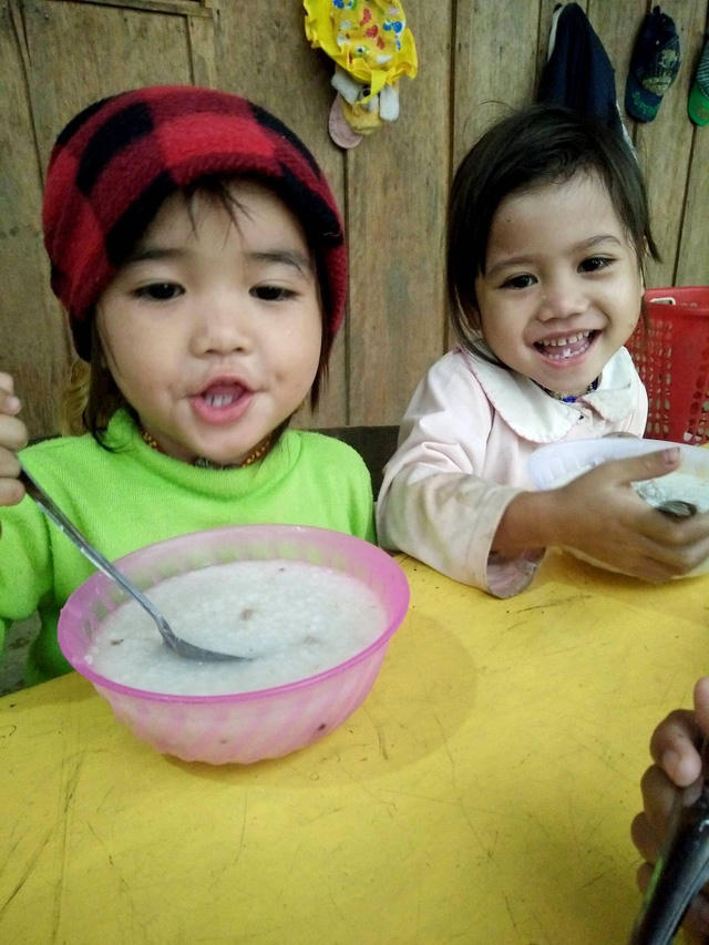 Bữa trưa của các cháu tại điểm trường với món cháo trong tiết trời lạnh giá.