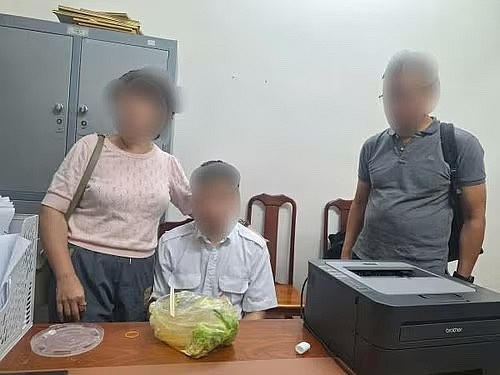 Thanh niên sau khi được công an giải cứu và bàn giao cho gia đình.