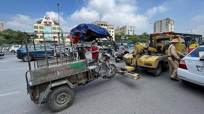 Đội CSGT số 6 xử lý xe ba bánh tự chế.