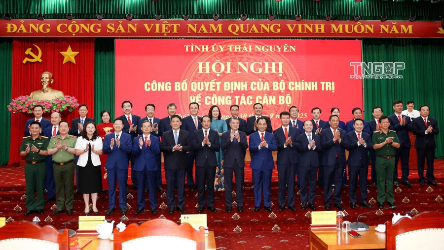 Đồng chí Lê Minh Hưng, Ủy viên Bộ Chính trị, Bí thư Trung ương Đảng, Trưởng Ban Tổ chức Trung ương; đồng chí Nguyễn Thanh Bình, Phó Ban Tổ chức Trung ương; lãnh đạo Quân khu 1 chụp ảnh kỷ niệm với các đồng chí Thường trực Tỉnh ủy và Ban Thường vụ Tỉnh ủy Thái Nguyên, Lào Cai.