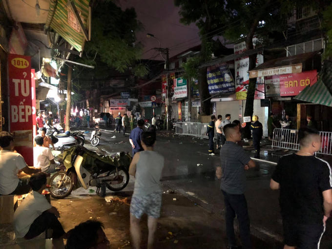 Vụ cháy khiến nhiều ngôi nhà bị thiêu rụi, chính quyền đã bố trí Nhà văn hoá cho các hộ dân ở tạm, tuy nhiên sự lo lắng về tài sản và lo “cháy lại”...