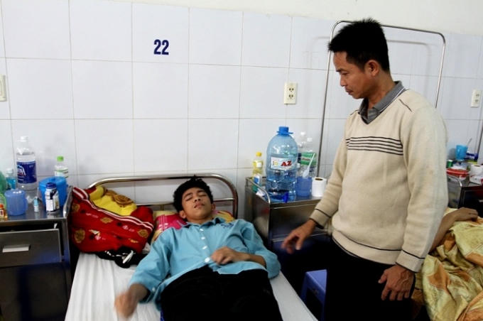 Ông Tin đang chăm sóc Trường tại bệnh viện.