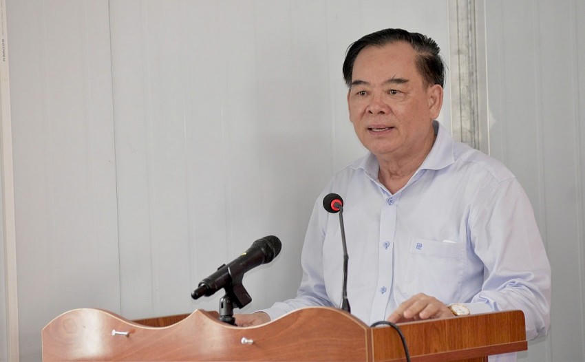 Ông Trần Ngọc Tam - Chủ tịch UBND tỉnh Bến Tre động viên công nhân, cán bộ kỹ thuật thi công công trình Dự án cầu Rạch Miễu 2.