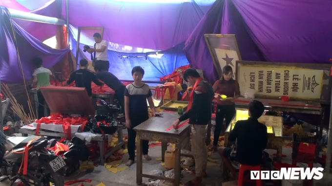 Cơ sở của anh Nguyễn Quang Phục (thôn Từ Vân, xã Lê Lợi, huyện Thường Tín, Hà Nội) chuyên làm cờ Tổ quốc và các loại băng rôn, biểu ngữ... Những ngày qua, anh cùng nhân viên tăng ca, thức trắng đêm để phục vụ nhu cầu của người hâm mộ khắp cả nước trước trận chung kết U23 châu Á.