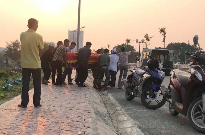 Thi thể nạn nhân sau đó được gia đình khâm lượm đưa về mai táng theo phong tục địa phương.