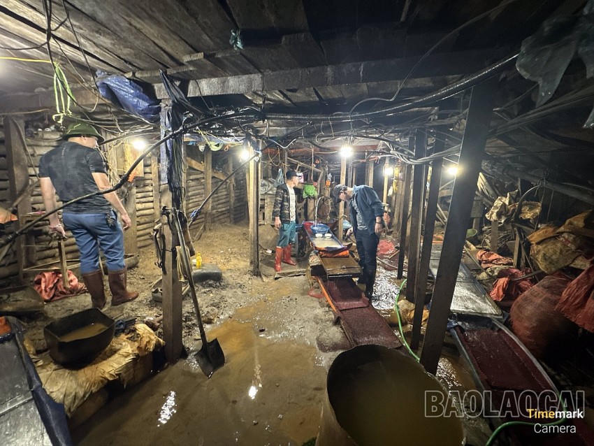 Hiện trường bên trong một hầm lò bị lực lượng chức năng triệt phá. Ảnh: Báo Lào Cai