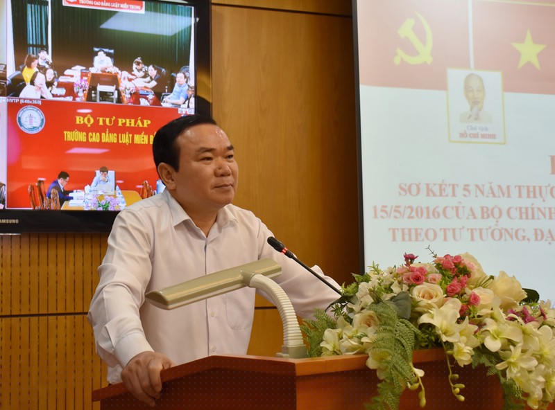 Phó Bí thư thường trực Đảng ủy Bộ Tư pháp Nguyễn Kim Tinh trình bày dự thảo báo cáo.