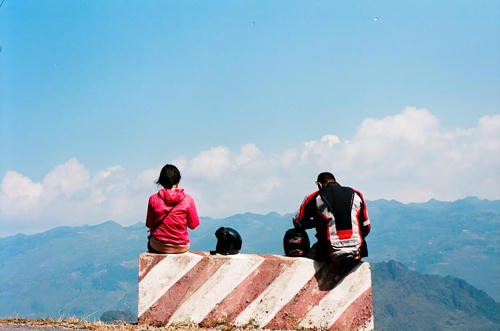 Nếu ai đó từng in dấu chân trên con đường như dải lụa mềm vắt ngang triền núi, hẳn sẽ không thể quên hàng lan can chênh vênh ven đường. Sẽ ngồi thật lâu để giữ những khoảnh khắc hoà mình cùng thiên nhiên với mây trời êm dịu.