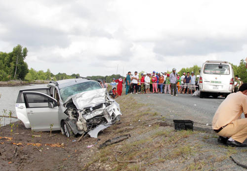 Hiện trường vụ tai nạn giữa hai ôtô. Ảnh: Phúc Hưng.