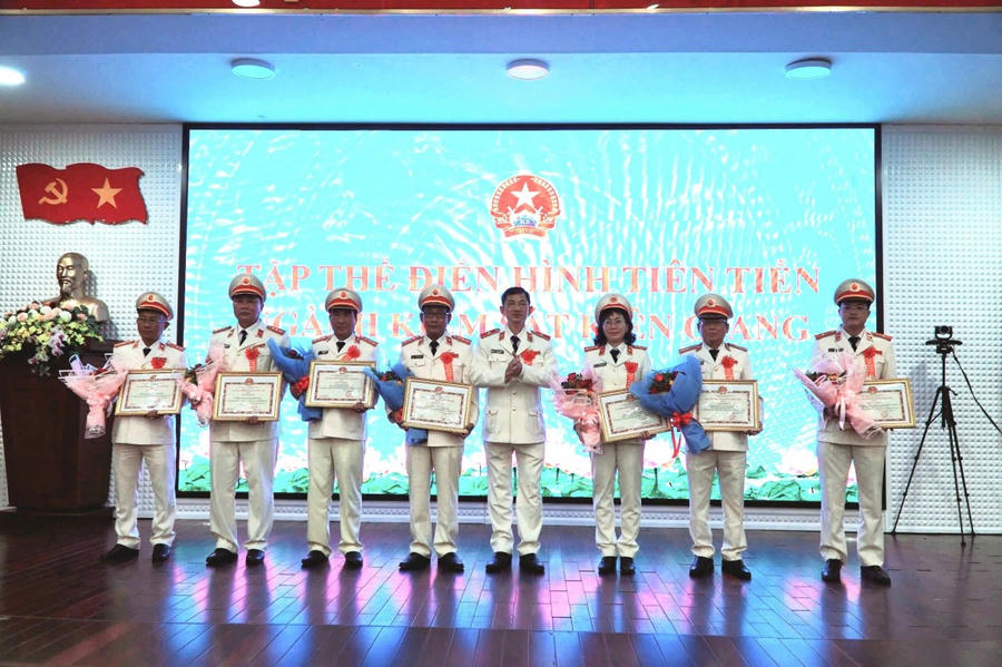 Ông Nguyễn Ngọc Phúc, Viện trưởng VKSND tỉnh Kiên Giang tặng bằng khen cho các tập thể, cá nhân điển hình tiên tiến