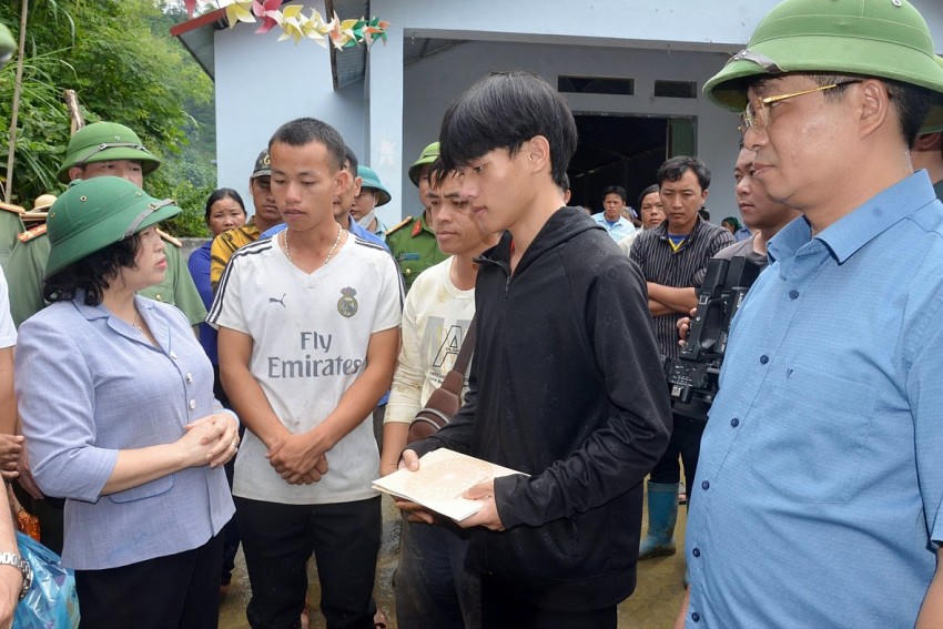 Lãnh đạo tỉnh Bắc Kạn thăm hỏi, động viên gia đình nạn nhân. (Ảnh: Báo Bắc Kạn).
