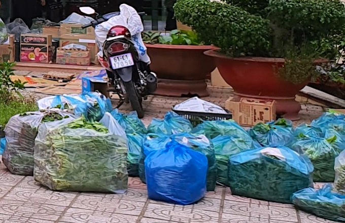 Thoáng nghe tin về “Chuyến xe nghĩa tình” lần này, người dân địa phương hồ hởi chở rau cải đến để nhờ chuyển cho tuyến đầu chống dịch tại thành phố mang tên Bác