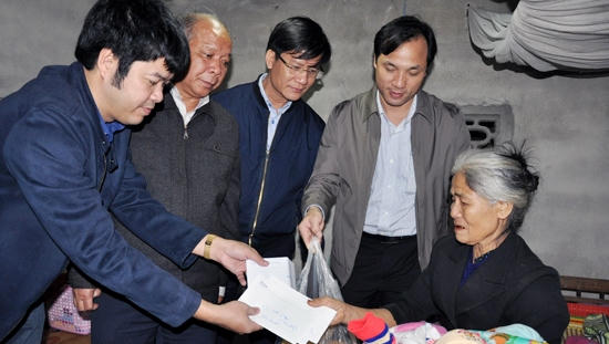 Đoàn đến thăm bà Phạm Thị Hoài tại thôn Hợp Trùa, xã Hương Minh.