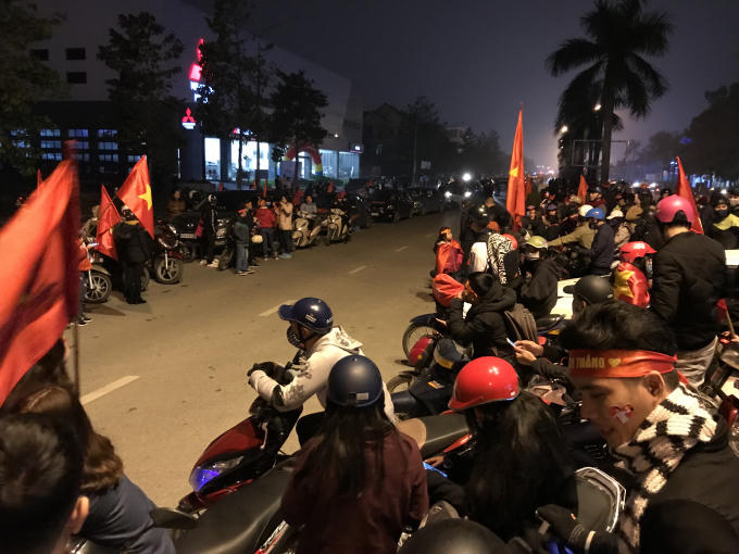 Người hâm mộ đợi chờ trên các tuyến phố để đón những chiến binh xứ Nghệ.