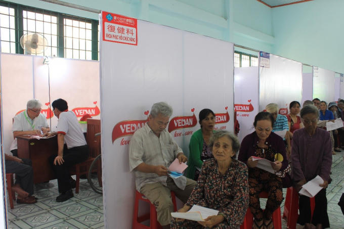Đoàn Y Bác sĩ của Tổng Bệnh viện Vinh Dân bao gồm các bác sĩ trưởng khoa, bác sĩ nhiều năm kinh nghiệm