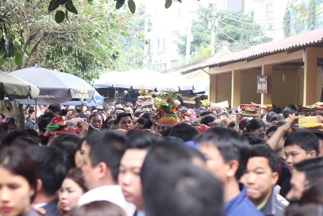 Đến khoảng 12h, lượng người đổ về Phủ Tây Hồ vẫn liên tục tăng cao, lối dẫn vào điện thờ chính kẹt cứng người. Đội ngũ bảo vệ và an ninh phải