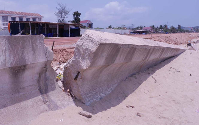 Bờ kè 80 tỉ đồng vừa đưa vào sử dụng đã hỏng