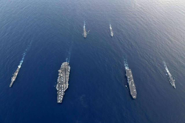Nhóm tác chiến tàu sân bay Mỹ USS Ronald Reagan ngày 31/8 đã tiến hành tập trận với Đội tàu hộ tống tấn công số 4 do tàu sân bay trực thăng Kaga dẫn đầu tại Biển Đông. Cuộc tập trận này là một phần trong chuyến đi hiếm hoi của tàu Kaga cùng hai tàu khu trục mang tên lửa Nhật Bản là Inazuma và Suzutsuki tới Biển Đông. Trong ảnh: Các tàu Mỹ gồm tàu khu trục mang tên lửa dẫn đường USS Antietam, tàu sân bay USS Ronald Reagan, tàu khu trục mang tên lửa dẫn đường USS Milius và các tàu Nhật gồm tàu sân bay trực thăng Kaga và tàu khu trục Inazuma tham gia cuộc tập trận song phương ở Biển Đông. (Ảnh: Japan Times)