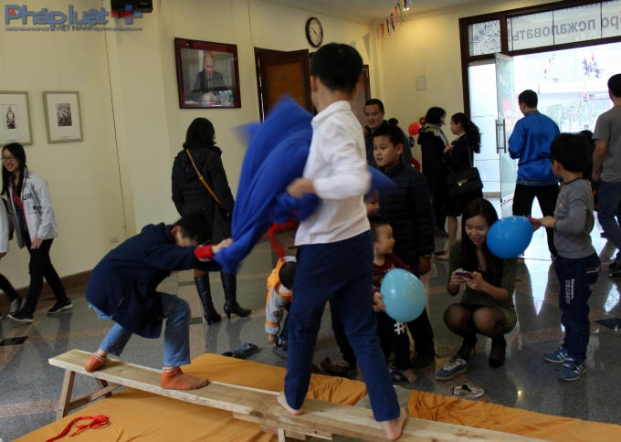 "Đấu trường" chiếc túi vải. (Ảnh: Đức Biên)