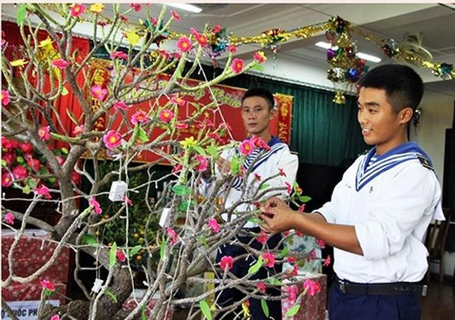 Chiến sĩ Trường Sa đón xuân.