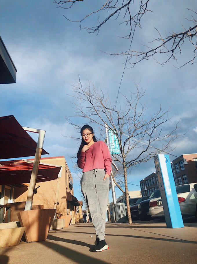 Hương Tràm chạy show liên tục ở Mỹ vẫn khoe dáng sang chảnh