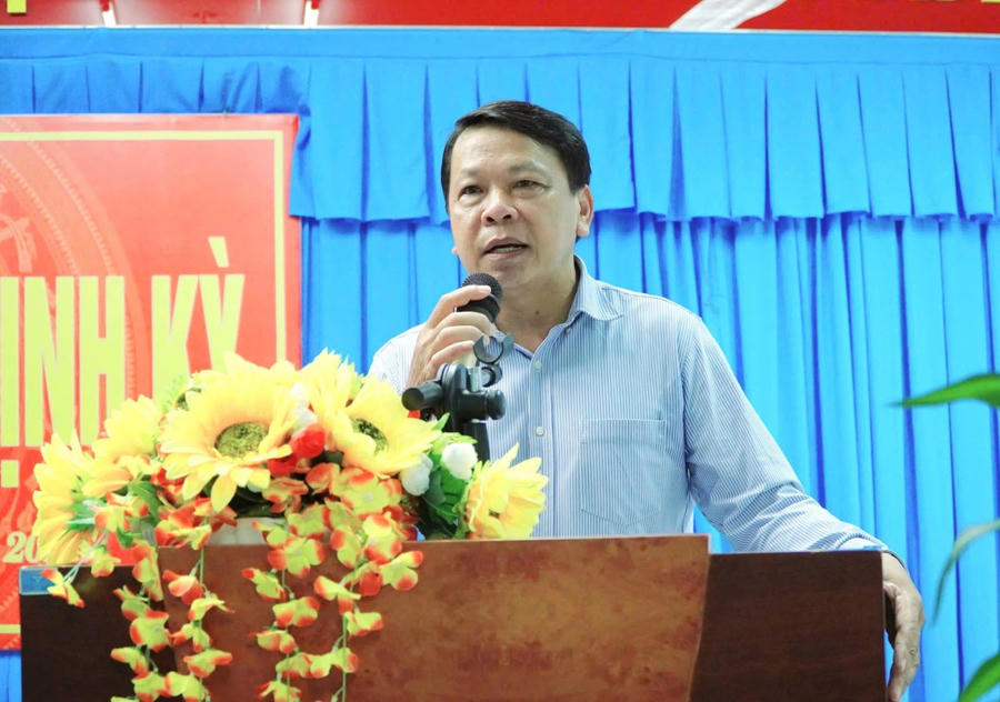 Ông Nguyễn Mạnh Hà, Phó Trưởng Ban Tuyên giáo và Dân vận Tỉnh ủy An Giang phát biểu tại cuộc họp