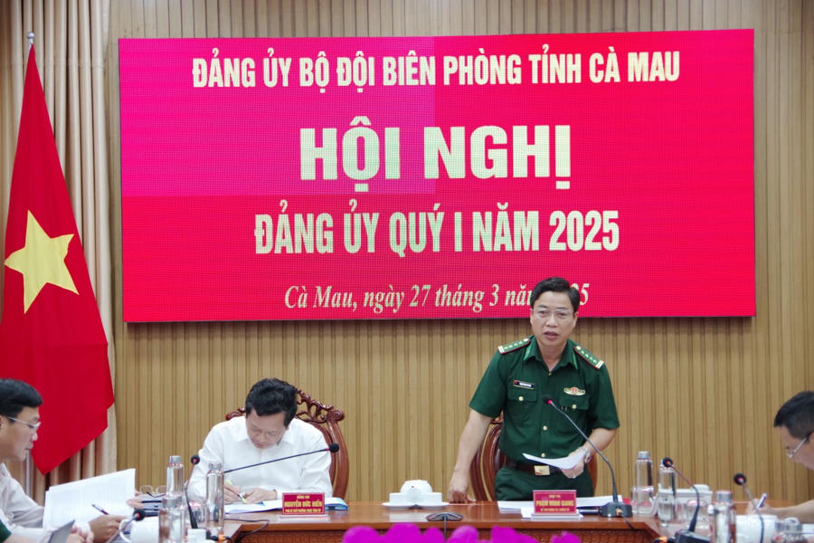 Đại tá Phạm Minh Giang - Tỉnh ủy viên, Bí thư Đảng ủy, Chính ủy BĐBP tỉnh Cà Mau, phát biểu tại Hội nghị.
