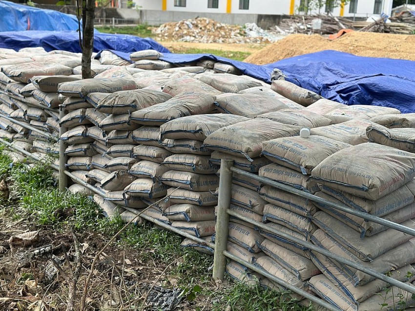 Hàng chục tấn xi măng bị hư hỏng