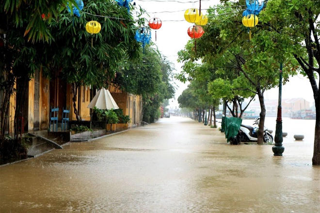 Sáng 8/10, nước sông Hoài (Hội An) dâng nhanh làm ngập tuyến đường Bạch Đằng.