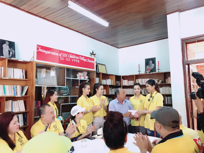 Nguyễn Thị Thành đã thay mặt công ty trao toàn bộ số tiền thu được từ hoạt động đấu giá, quyên góp từ các khách mời đến cho đại diện làng trẻ SOS Đà Nẵng.