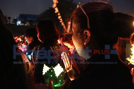 Cùng chung tâm trạng với em Phạm Huệ, cô Nguyễn Thị Mậu (69 tuổi, ở TX Chí Linh, Hải Dương) chia sẻ: “Tôi là phật tử của chùa Cổ Kênh, xã Văn Đức; sư cô trụ trì chùa biết được chương trình nên đoàn chúng tôi hôm nay lên khóa lễ có 4 người; năm 2015 có 2 khóa tu, sau khi tham gia cúng dường thì tôi bị bệnh ung thư, tôi nghĩ đó là do cái nghiệp của mình từ nhiều kiếp!...