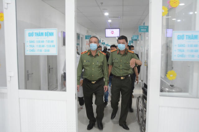 Thiếu tướng Nguyễn Khắc Thủy thăm các khu phòng chống dịch tại Bệnh viện 199