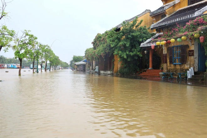 Đây là trận lũ đầu tiên trong năm nay gây ngập tại tuyến đường ven sông Hoài.