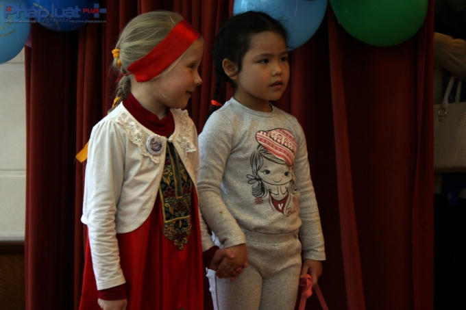 "Tình bạn đặc biệt" của hai cô bé. (Ảnh: Đức Biên)