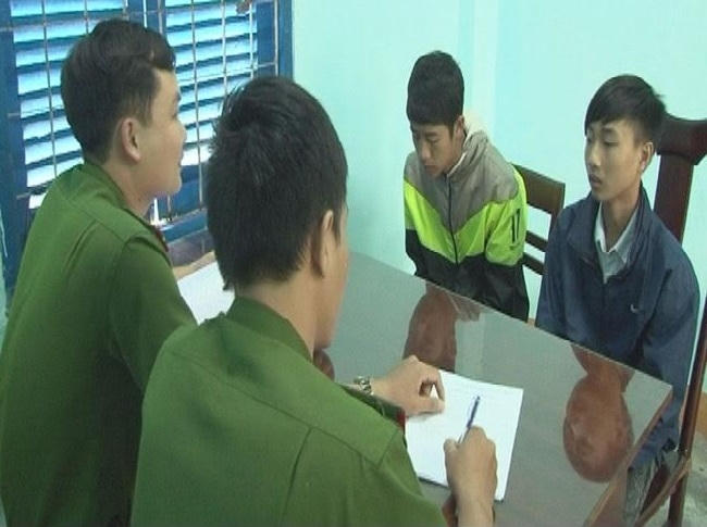 Hai đối tượng tại cơ quan điều tra.