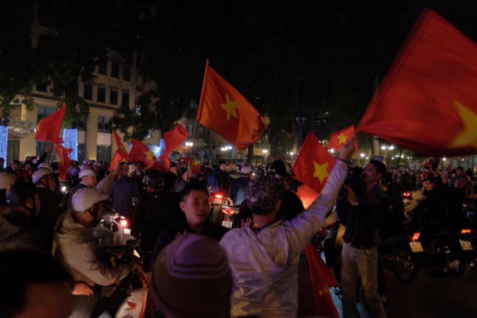Những dòng người cầm trên tay cờ đỏ sao vàng đã đổ ra đường để ăn mừng chiến thắng của U23 Việt Nam.