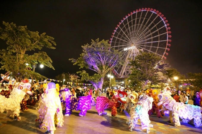 Rộn ràng múa lân.