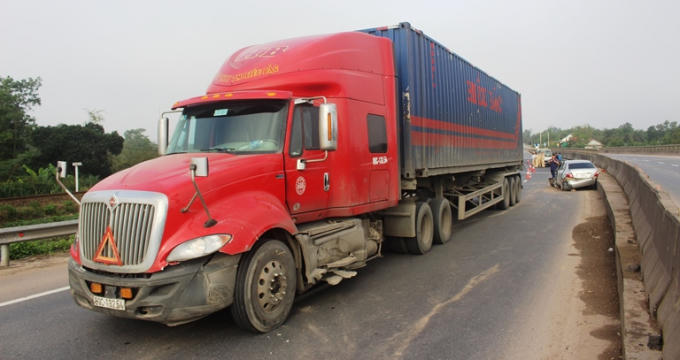 Xe đầu kéo chỉ hư hỏng nhẹ phần đầu phía bên trái