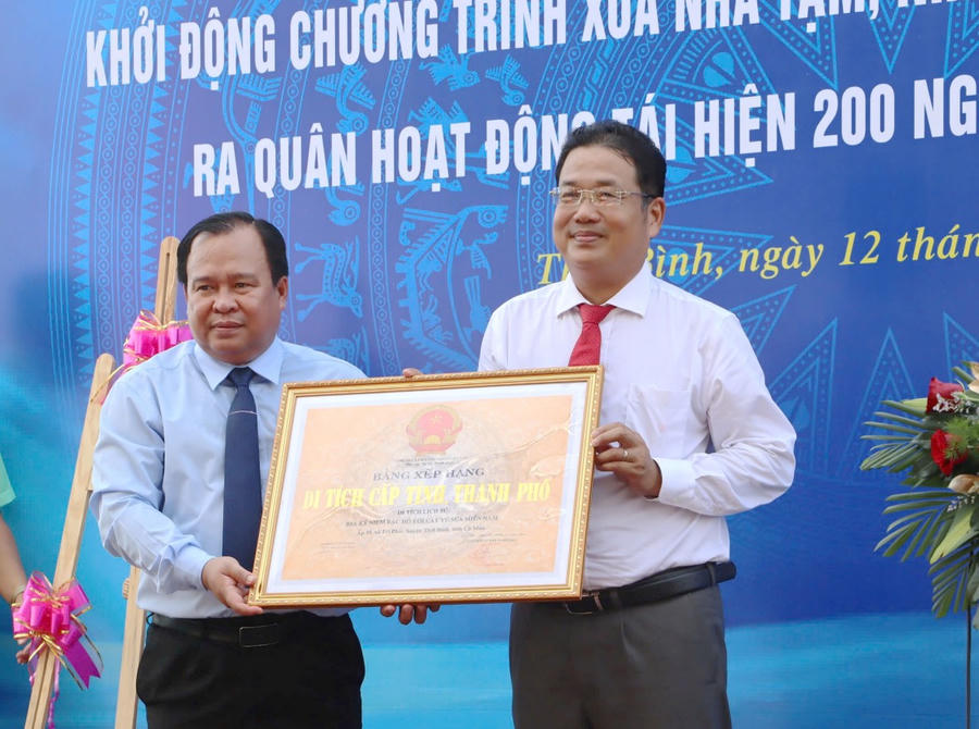 Ông Nguyễn Minh Luân - Phó Chủ tịch UBND tỉnh Cà Mau (bên trái) trao Bằng xếp hạng di tích cấp tỉnh, thành phố "Bia kỷ niệm Bác Hồ với cây vú sữa miền Nam" cho ông Lý Minh Vững - Chủ tịch UBND huyện Thới Bình (tỉnh Cà Mau).