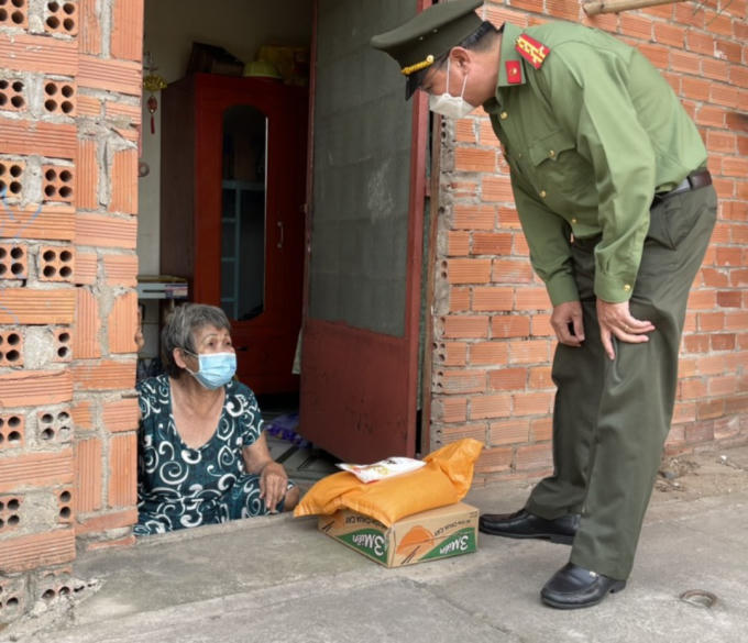 Người dân được hỗ trợ, chia sẻ khó khăn ngay trong thời gian địa phương này tập trung khoanh vùng để cắt nguồn lây lan dịch bệnh