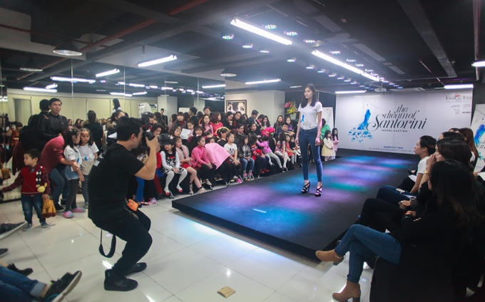 Nghề mẫu: Đằng sau những sải bước trên sàn catwalk