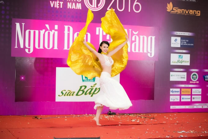 Trịnh Phương Trang (SBD 296) khoe tài năng múa belly dance nóng bỏng. Phần trang phục với hai sải rộng giúp tiết mục của cô thêm phần ấn tượng.