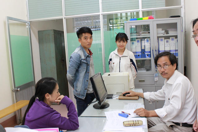 Tân sinh viên "chạy đua" đăng ký phòng KTX tại các trường đại học, cao đẳng. (ảnh minh họa)